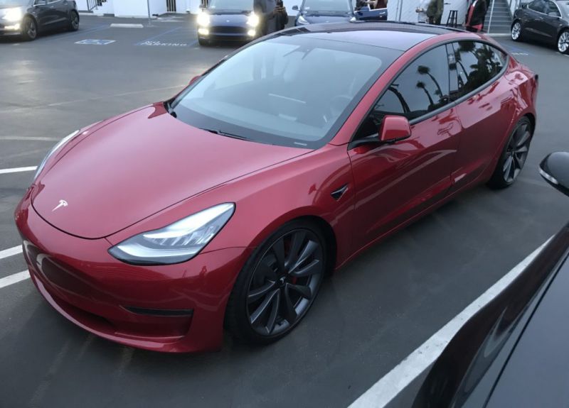 Tesla odhalila informace o nových verzích Modelu 3 s dvojicí motorů a pohonem všech čtyř kol