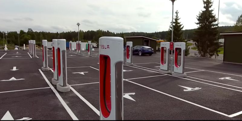 Tesla otevřela největší stanici Supercharger na světě