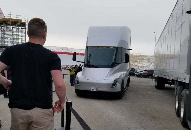 Tesla poprvé nasadila tahače Semi na trase Nevada-Kalifornie
