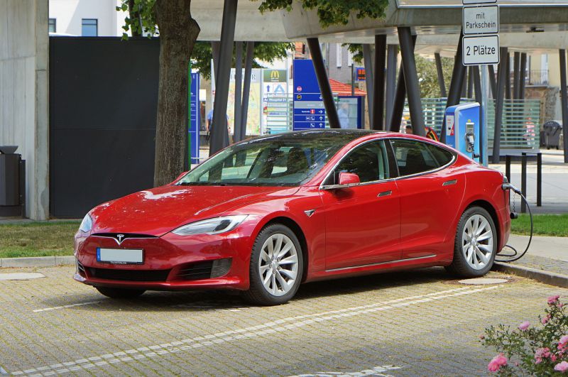 Tesla představila revoluční baterie, prodlouží dojezd o polovinu