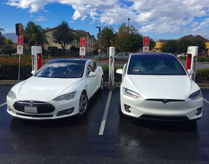 Tesla připravuje auta se 100kWh baterií a Elon Musk rád peče sušenky 