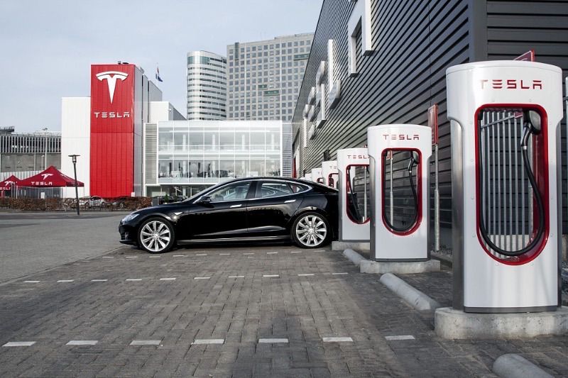 Tesla si hraje s cenami dobíjení. Po velké kritice je opět mění