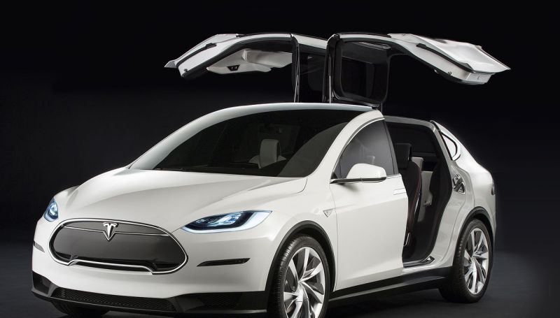 Tesla uveřejnila cenu pro Model X, je k objednání za 2 miliony Kč