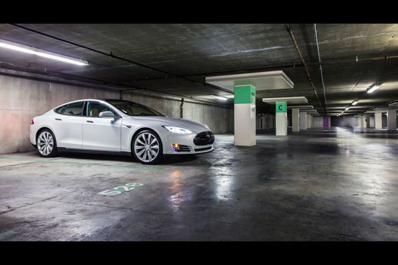 Tesla v praxi III: 5 užitečných tipů při jízdě velkoměstem