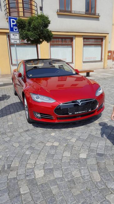 Tesla v praxi XXII: Jak jsem se projela v Tesla Model S