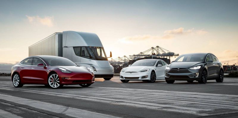 Tesla v roce 2019: Premiéry nových modelů, lepší schopnosti vozů a nabíječky na každém rohu