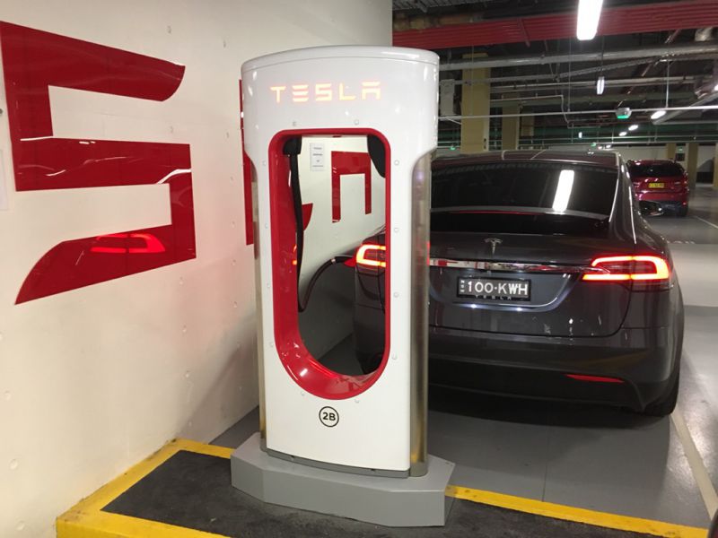 Tesla vrací nabíjení u Superchargerů zdarma, doporučit ho můžete až pěti kamarádům