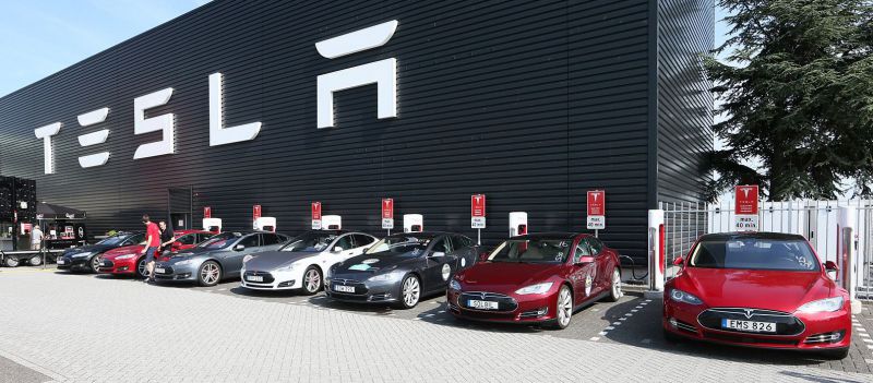 Tesla vydala firmware 7.1: díky "Summon" funkci se auto samo zaparkuje do garáže
