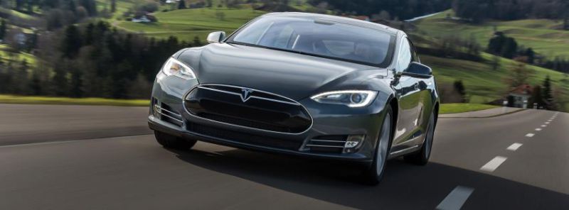 Tesla vydala nový softwarový update Autopilot 2.0