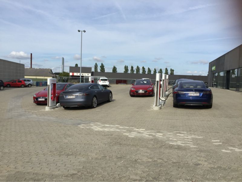 Tesla vzkazuje Dánsku: Nový daňový plán pro elektromobily zní jako umíráček
