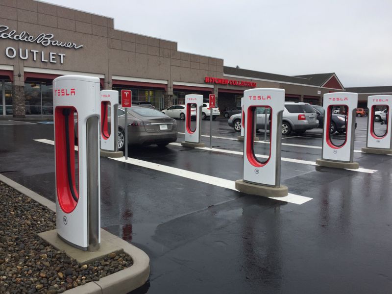 Tesla zdvojnásobí počet Superchargerů