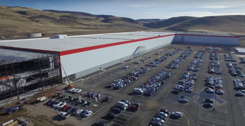 V Gigafactory pracuje přes 1000 lidí, každý měsíc Tesla najme až 200 dalších