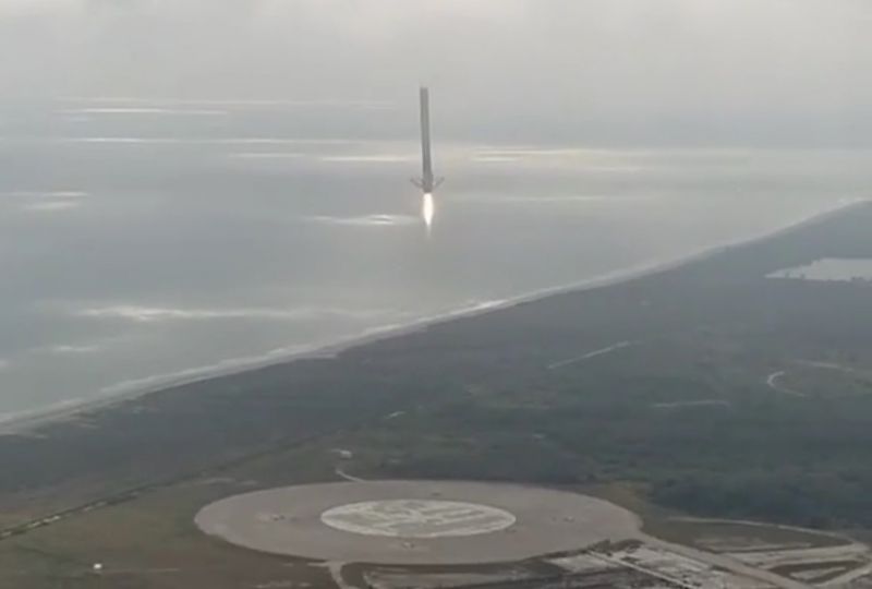 VIDEO: Jak přistává Falcon 9 na zemi?