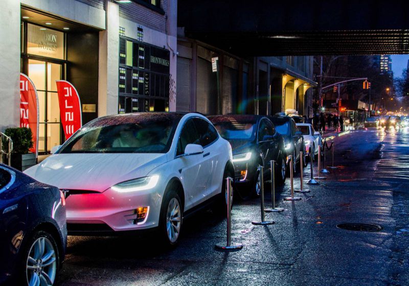 VIDEO: Jak se staví Tesla Model X?
