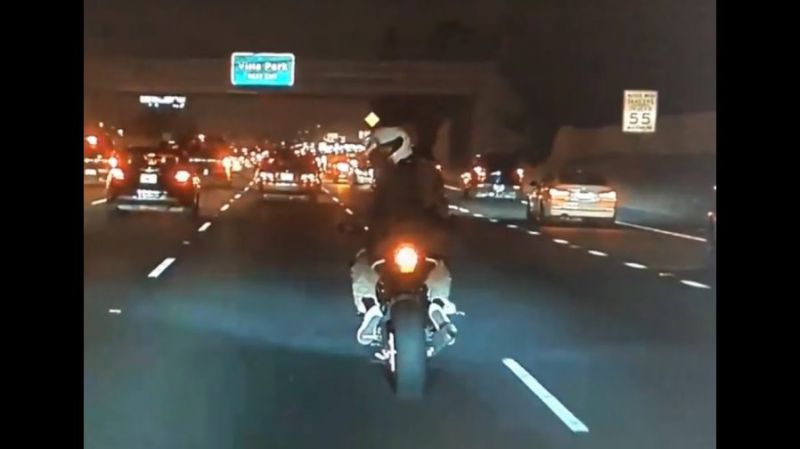 Video: Když to na silnici vře! Kamera Modelu 3 zachytila šílené chování motorkáře