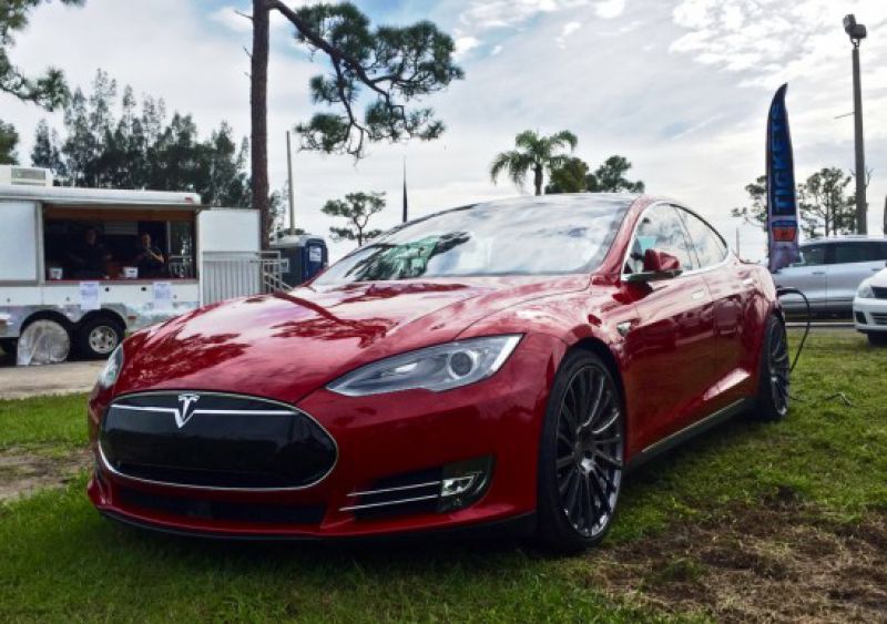VIDEO: Ludicrous Tesla Model S P90D vs Corvette Z06