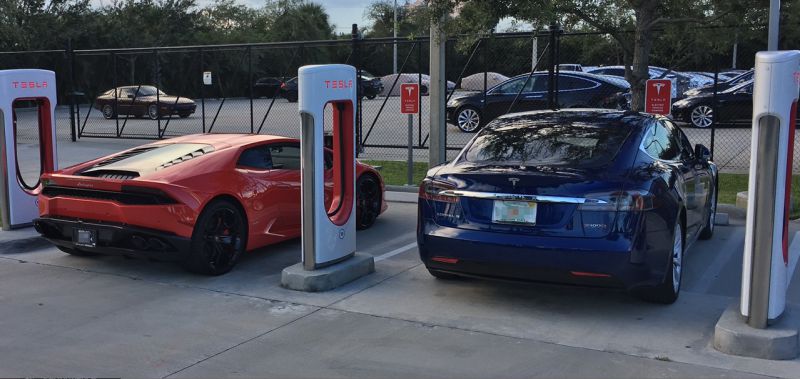VIDEO: Tesla Model S P100D vs. Lamborgini Huracan LP610-4