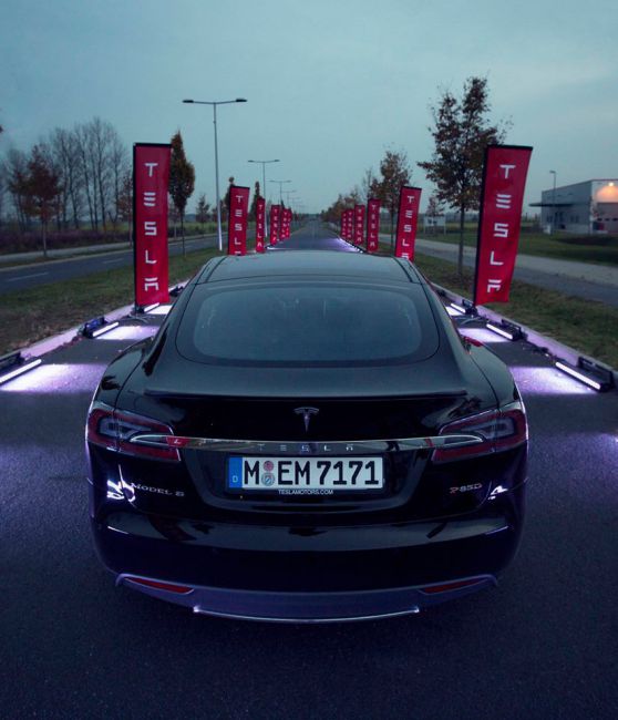 VIDEO: Tesla Model S P85D – poprvé v Berlíně!