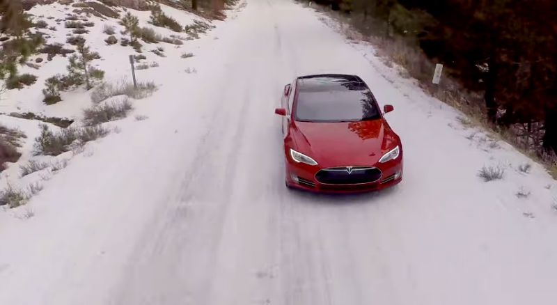VIDEO: Tesla Model S P85D v zimě