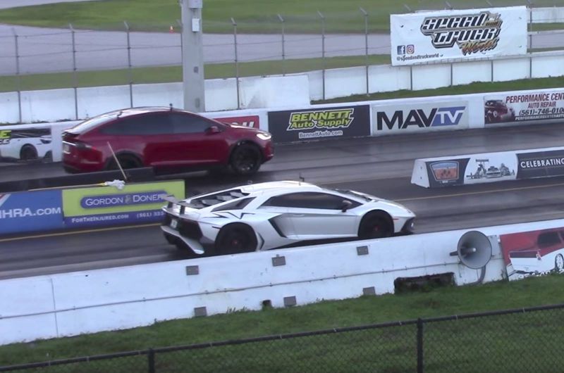 VIDEO: Tesla Model X P100D vs. Lamborghini SV limitované edice