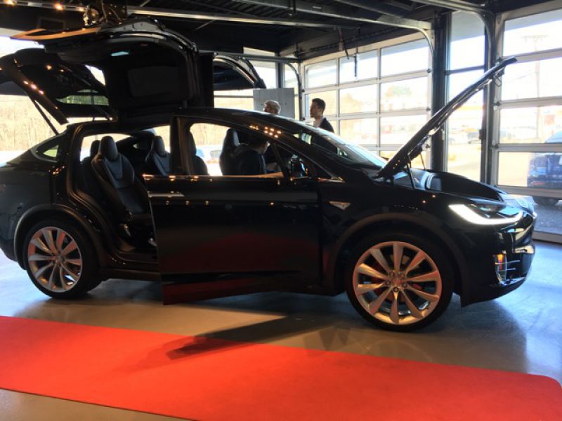 VIDEO: Tesla Model X "Umbrella Mode"