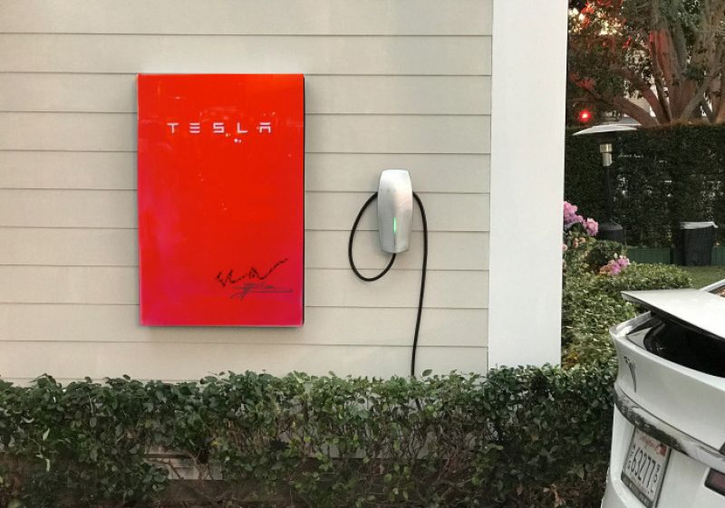 Získejte červený Tesla Powerwall 2.0 podepsaný Elonem Muskem